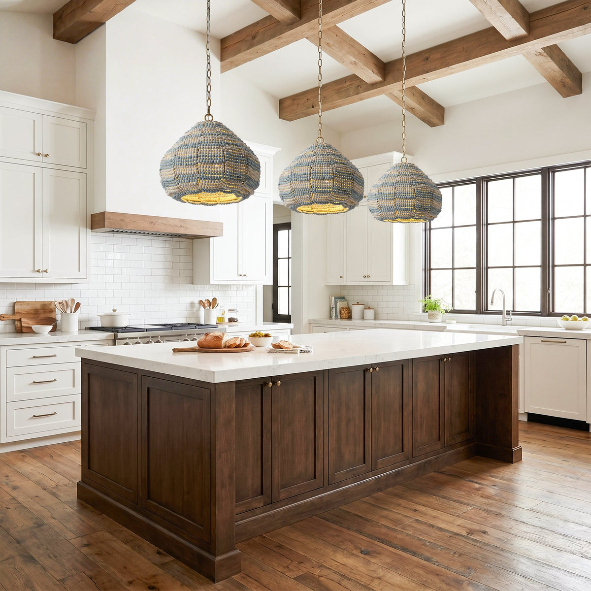 Lámpara colgante de cuentas de madera Fabolia sobre una isla de cocina – imagen 10
