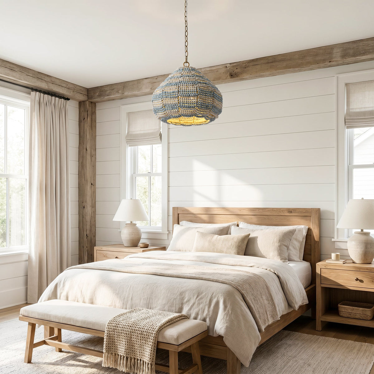 Lámpara colgante de cuentas de madera Fabolia – en azul en un dormitorio