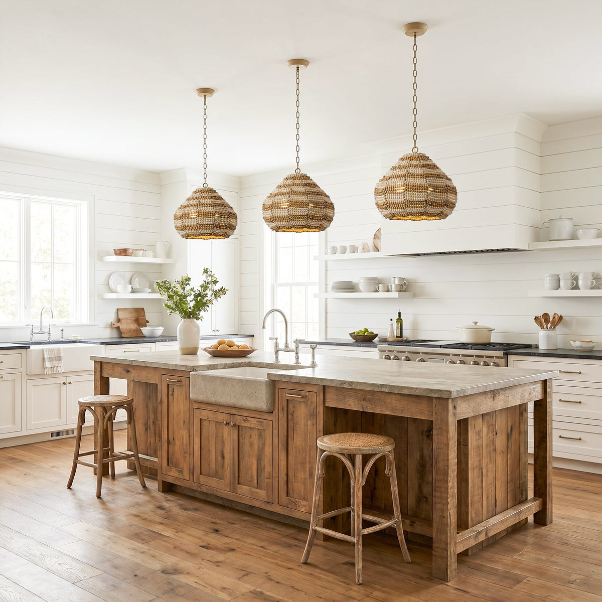 Lámpara colgante de cuentas de madera Fabolia sobre una isla de cocina – imagen 12