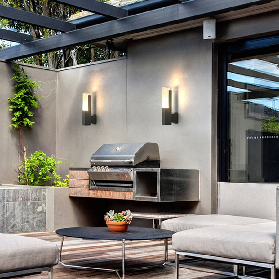 Aplique de pared exterior Esbelo en un patio moderno – imagen 7
