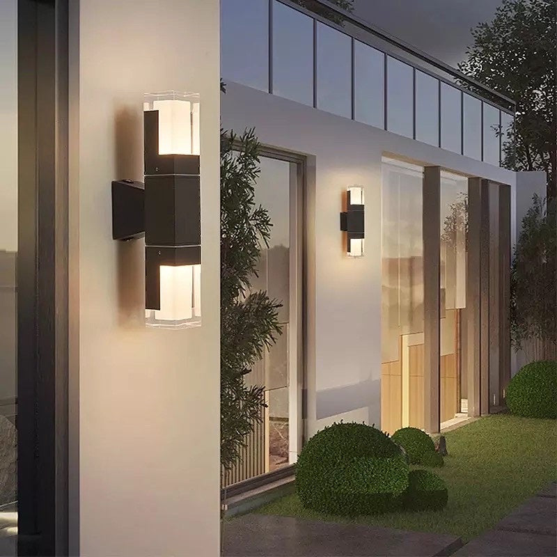 Aplique de pared exterior Esbelo en un patio moderno – imagen 2