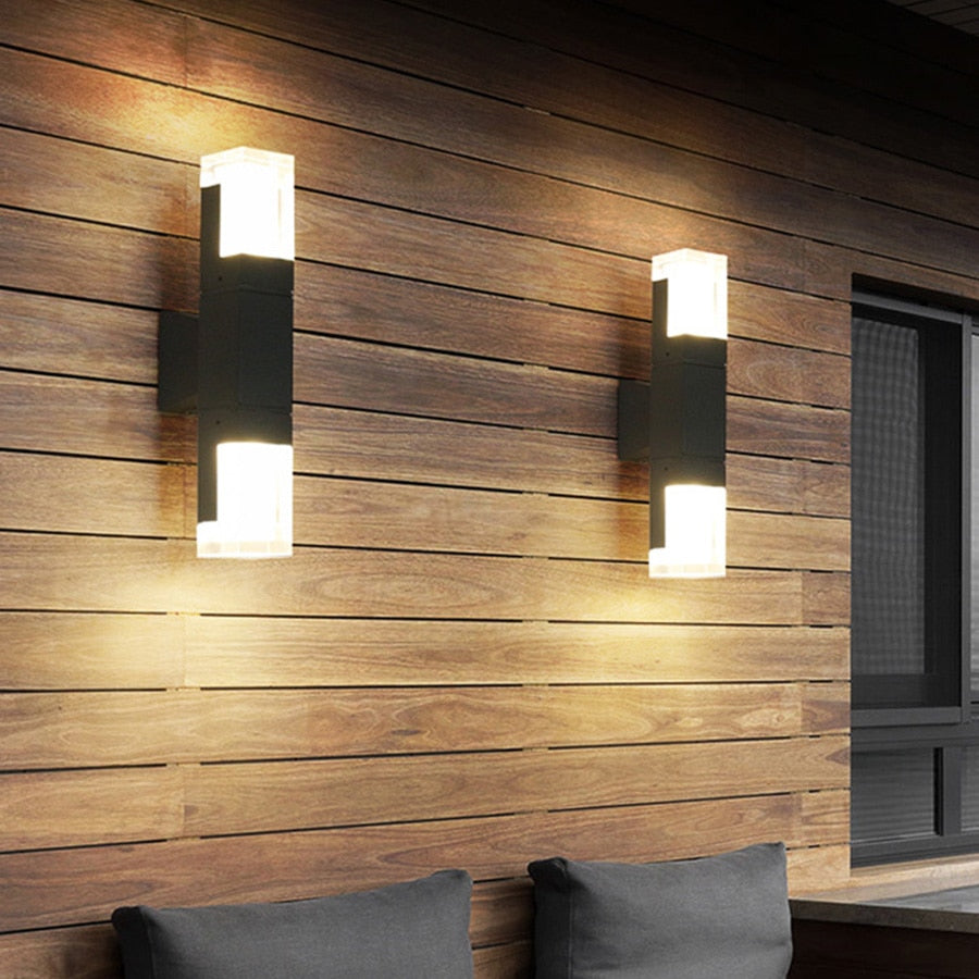 Aplique de pared exterior Esbelo en un patio moderno – imagen 5