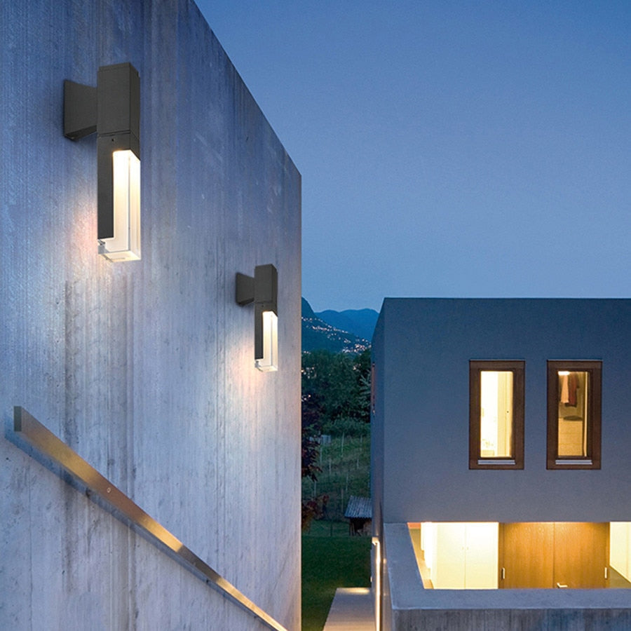 Aplique de pared exterior Esbelo en un patio moderno – imagen 6