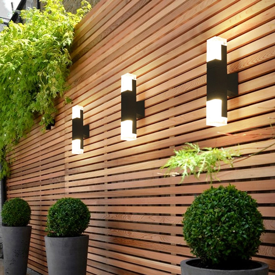 Aplique de pared exterior Esbelo en un patio moderno – imagen 8