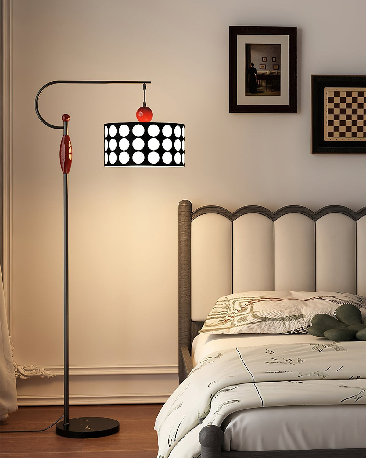 Lámpara de pie de arco con lunares Topelia en un salón moderno – imagen 4
