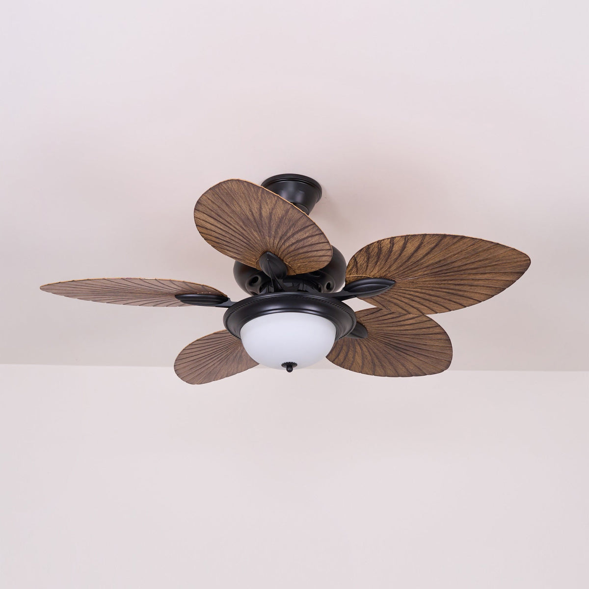 Ventilador de techo con luz Banara en un salón de estilo tropical – imagen 2