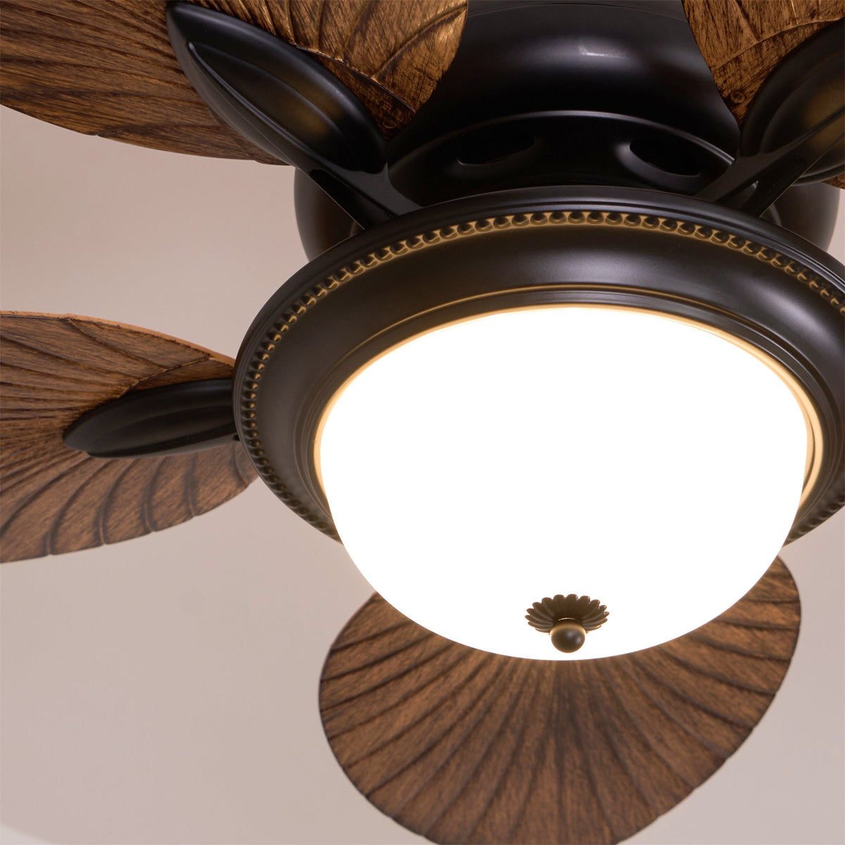 Ventilador de techo con luz Banara en un salón de estilo tropical – imagen 11