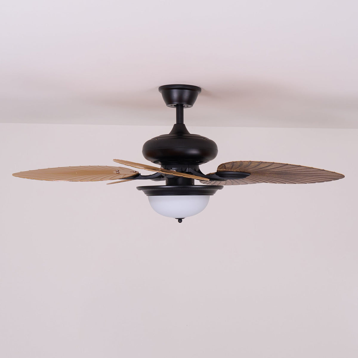 Ventilador de techo con luz Banara en un salón de estilo tropical – imagen 3