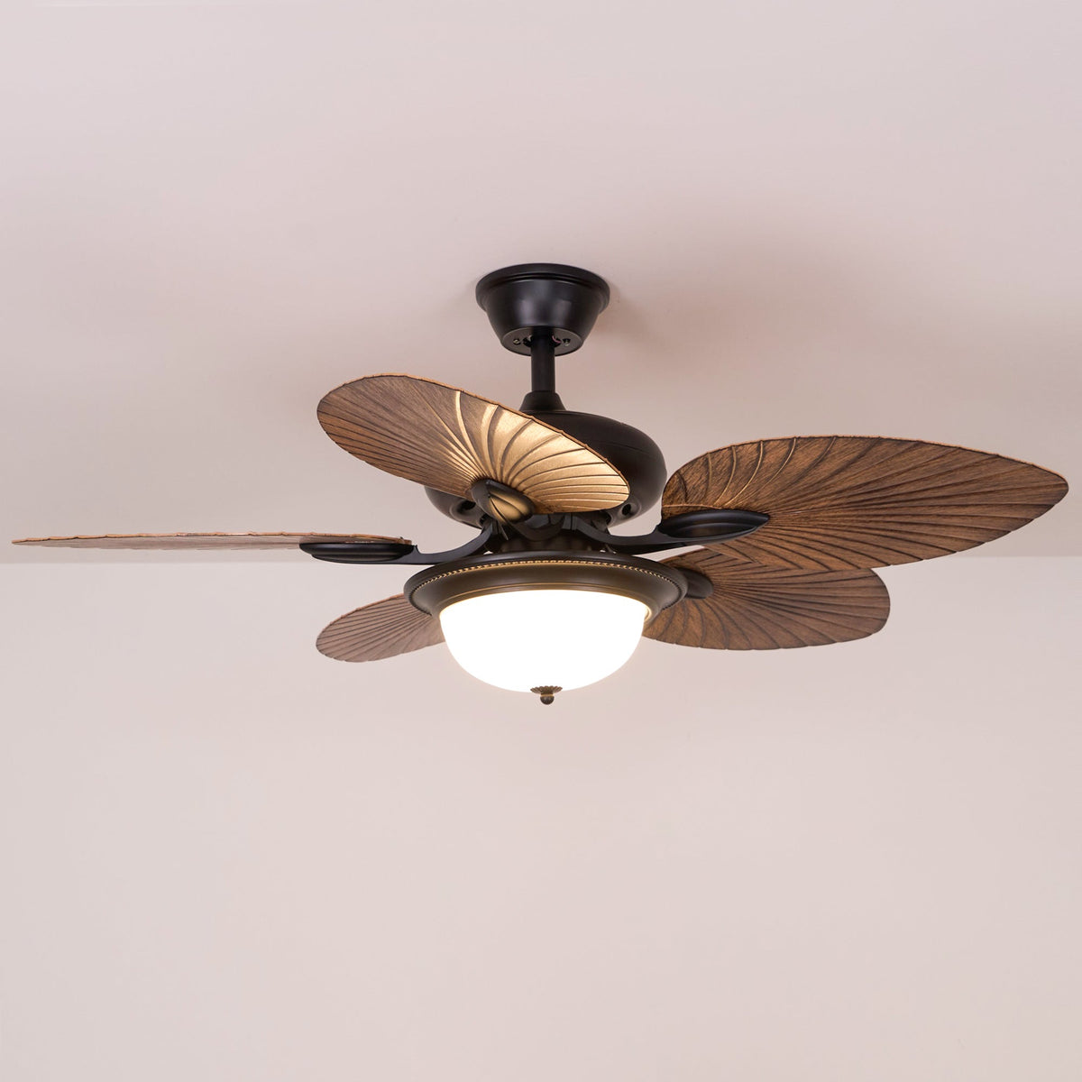 Ventilador de techo con luz Banara en un salón de estilo tropical – imagen 5