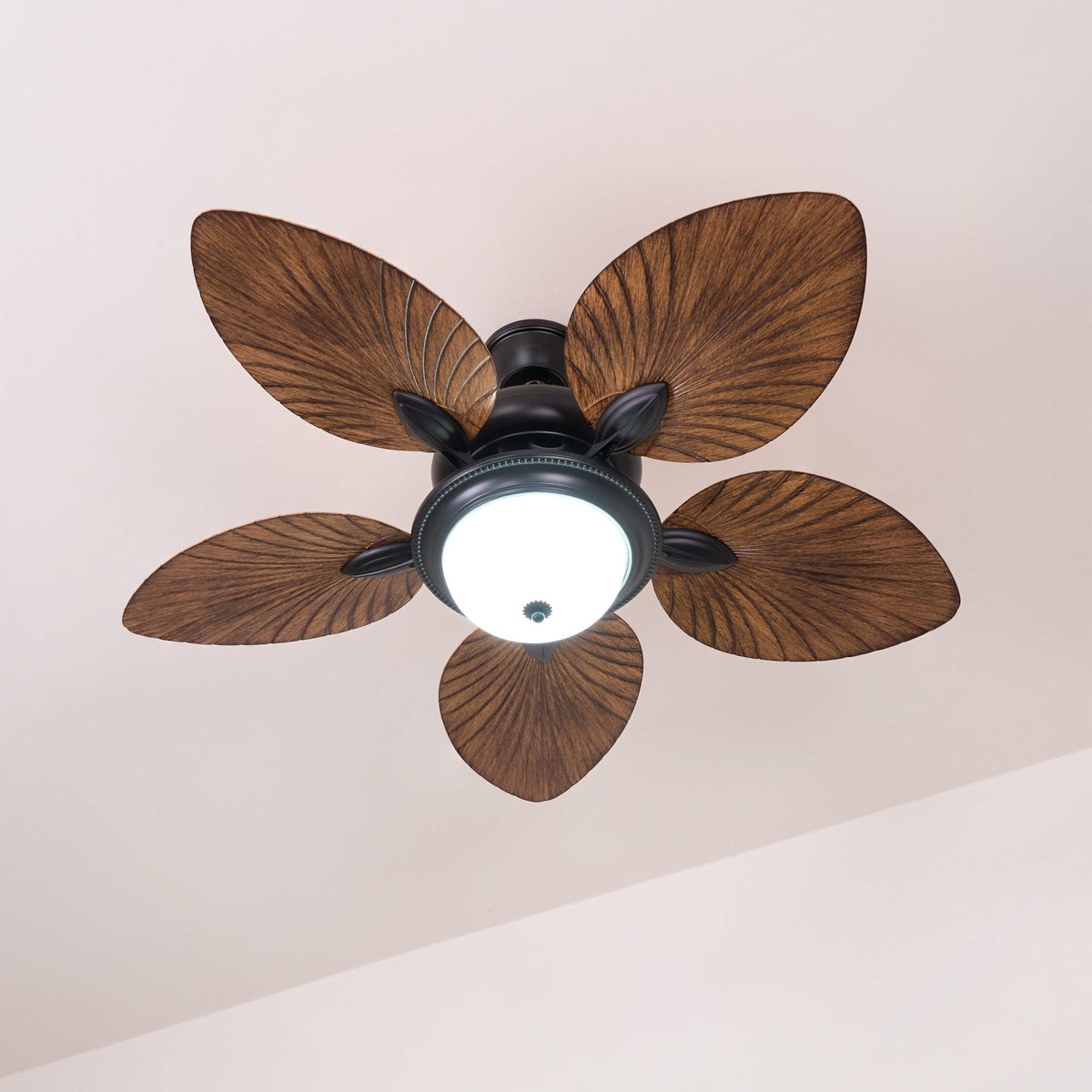 Ventilador de techo con luz Banara en un salón de estilo tropical – imagen 8