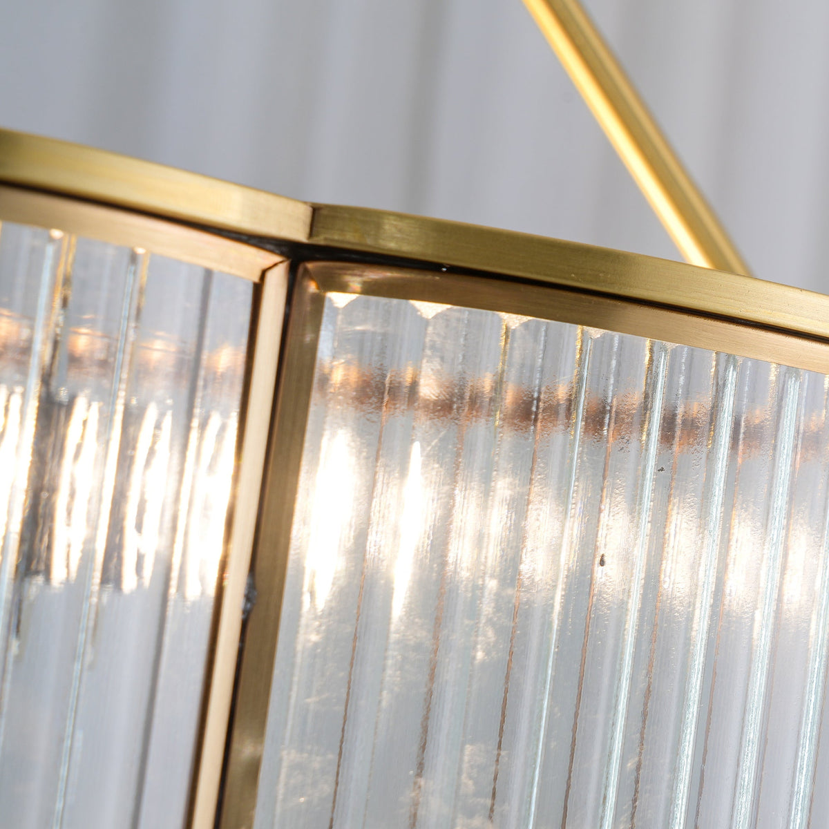 Lámpara de techo de latón y cristal Dorinda – detalle del cristal estriado