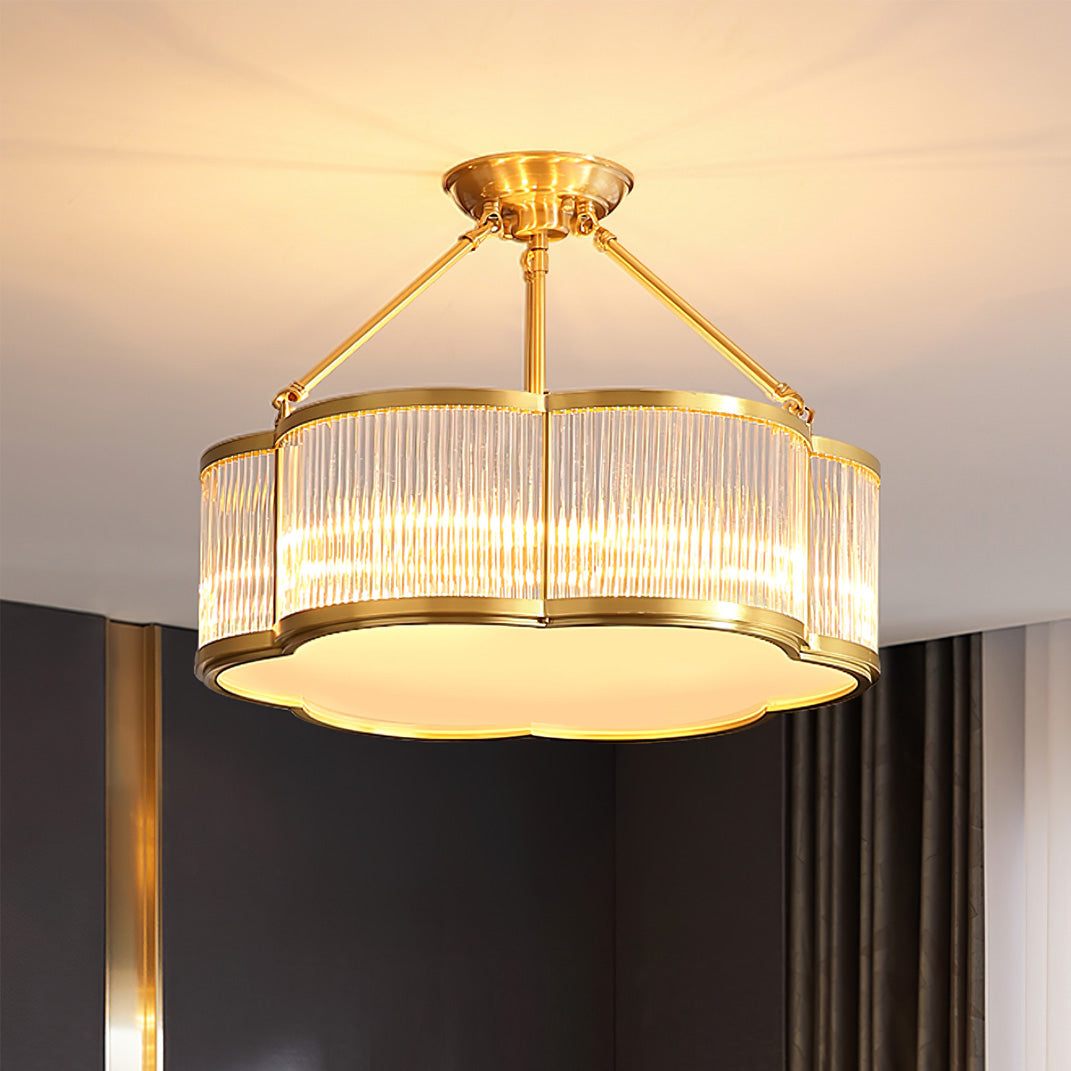 Lámpara de techo de latón y cristal Dorinda – encendida con luz cálida