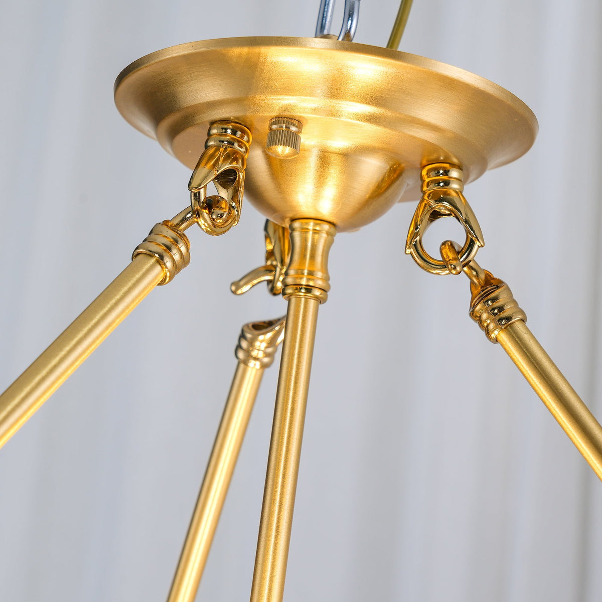 Lámpara de techo de latón y cristal Dorinda – detalle del florón de latón