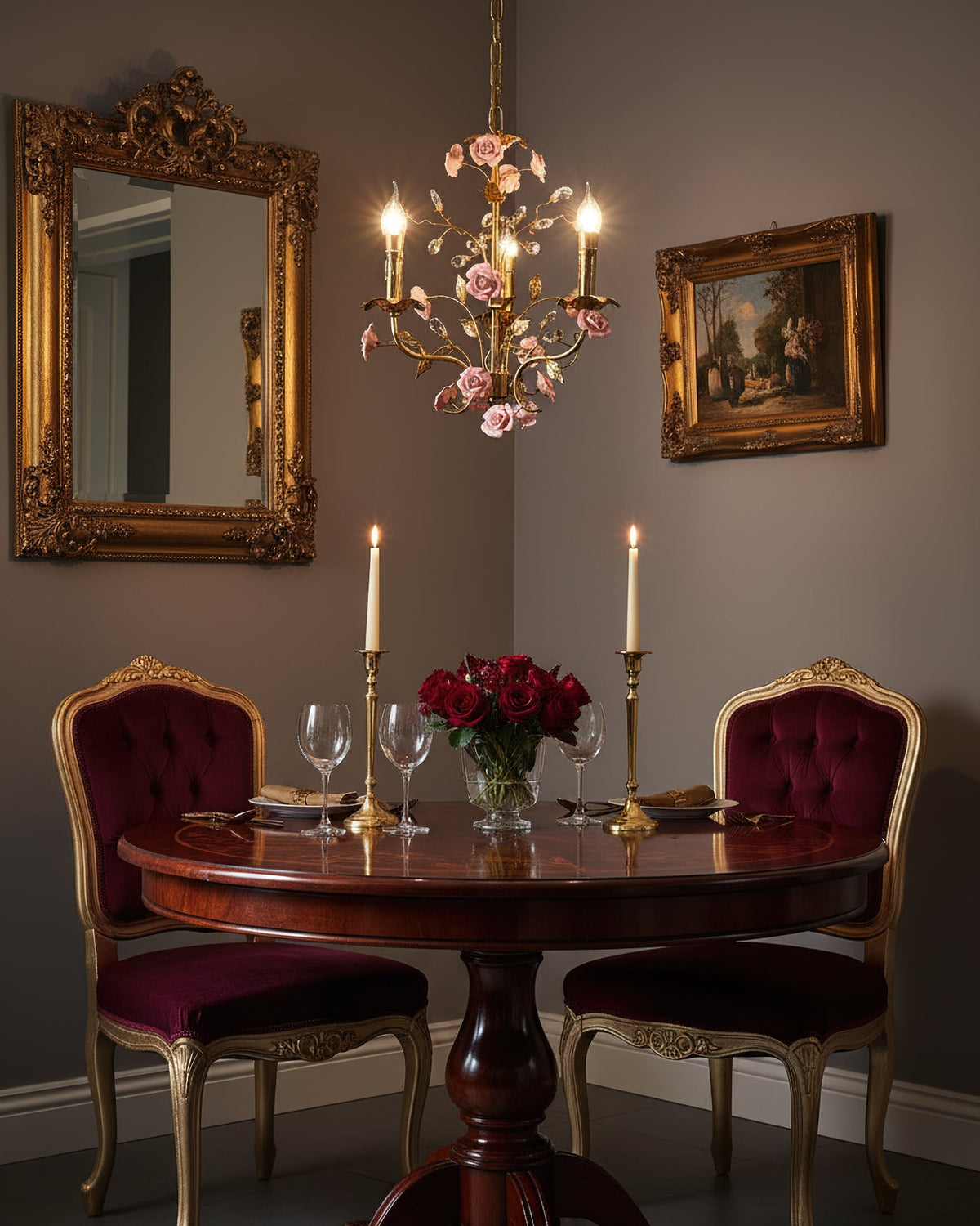Lámpara de araña vintage con rosas Florosa – sobre una mesa redonda con velas