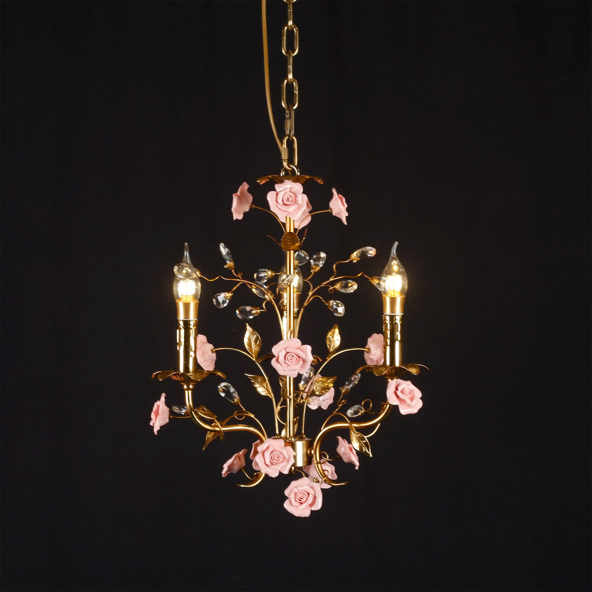 Lámpara de araña vintage con rosas Florosa – encendida sobre fondo negro