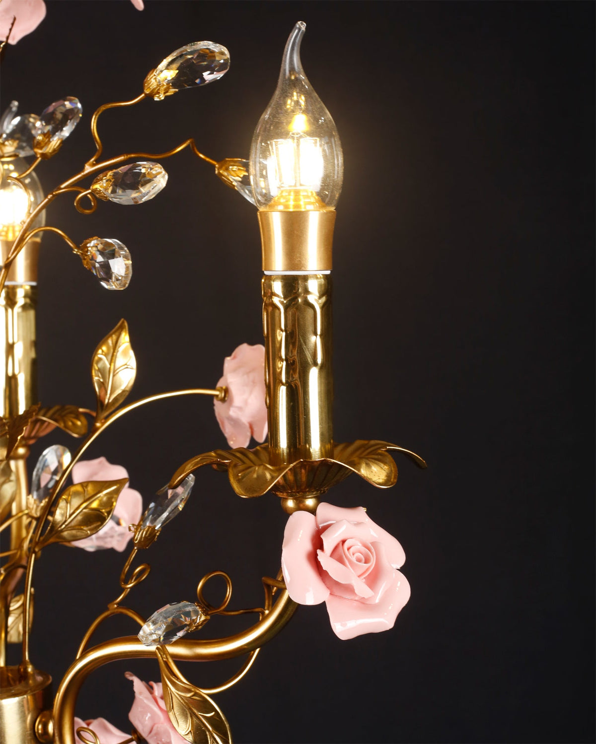 Lámpara de araña vintage con rosas Florosa – detalle de los brazos con hojas y cristales