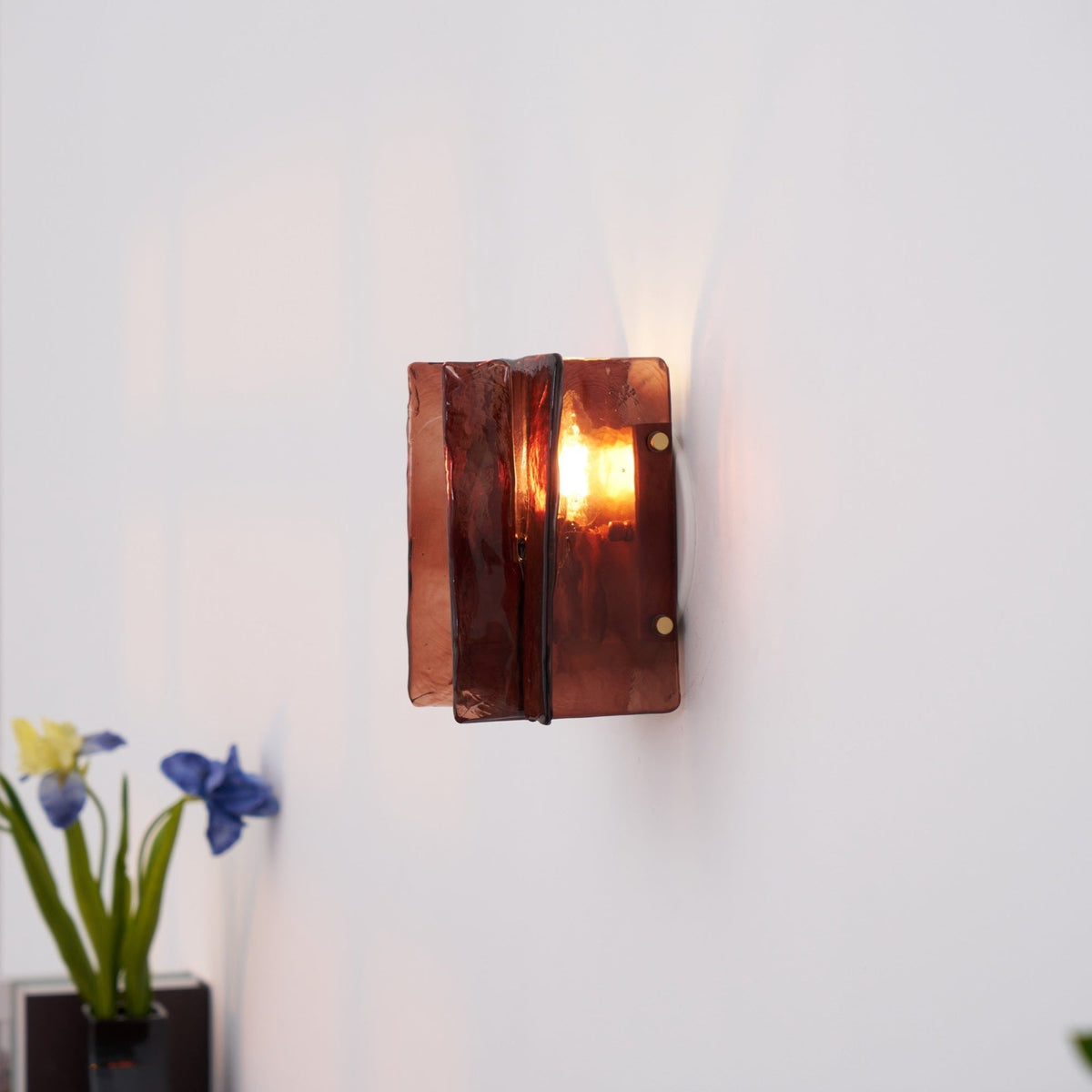Aplique de pared de vidrio rojo vino Wavino en un interior cálido – imagen 4