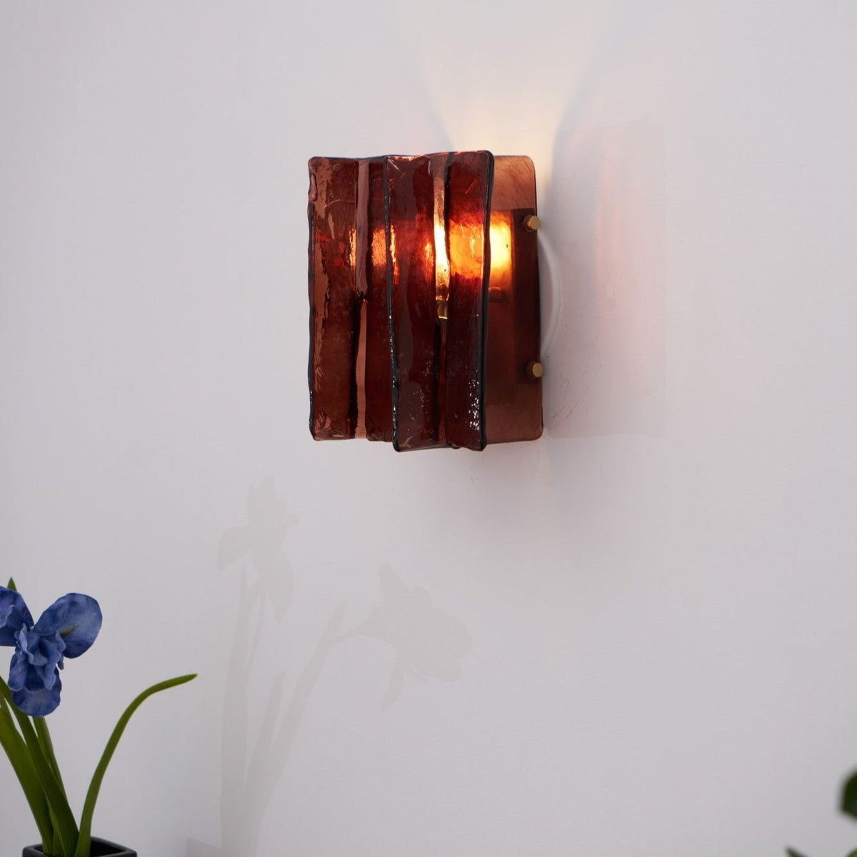 Aplique de pared de vidrio rojo vino Wavino – vista lateral de los paneles de vidrio