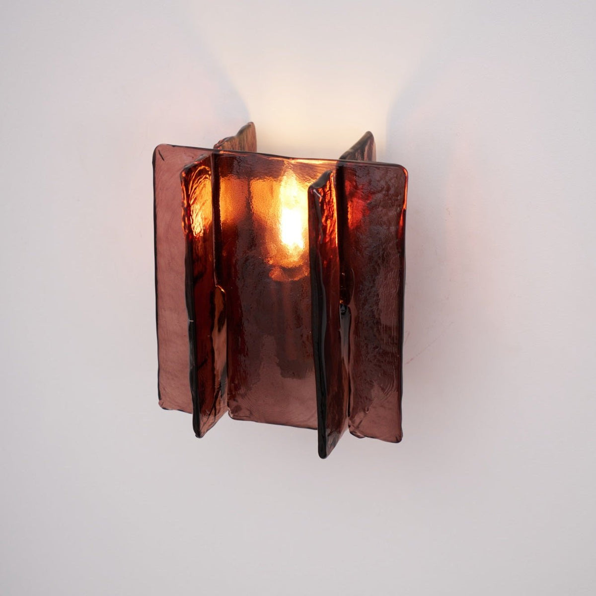 Aplique de pared de vidrio rojo vino Wavino – apagado, textura del vidrio