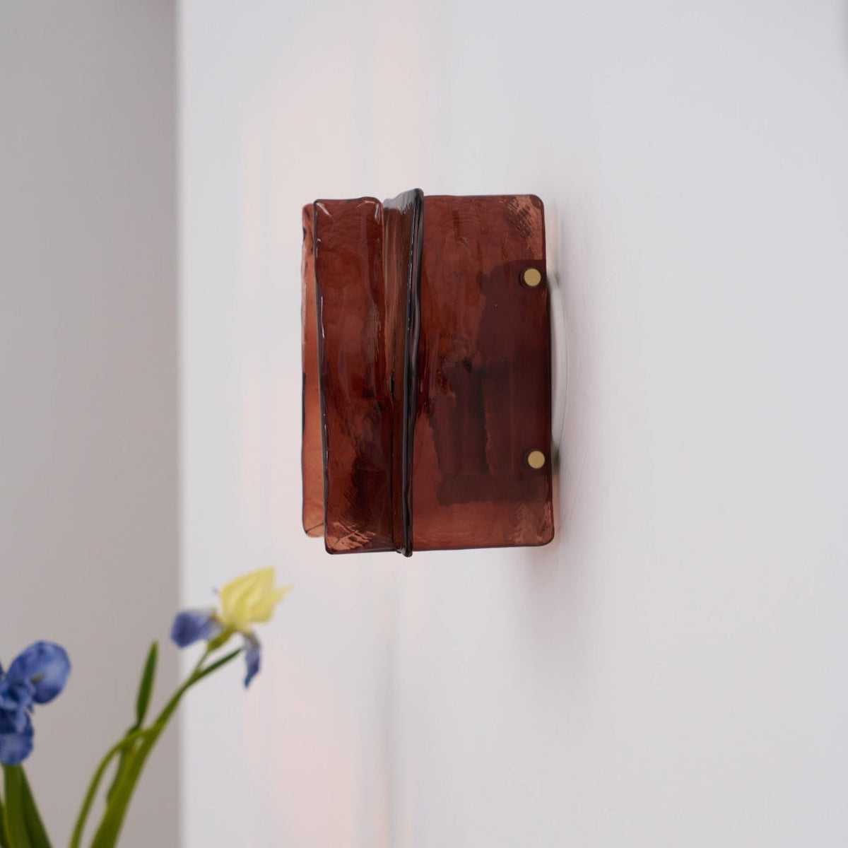 Aplique de pared de vidrio rojo vino Wavino en un interior cálido – imagen 7