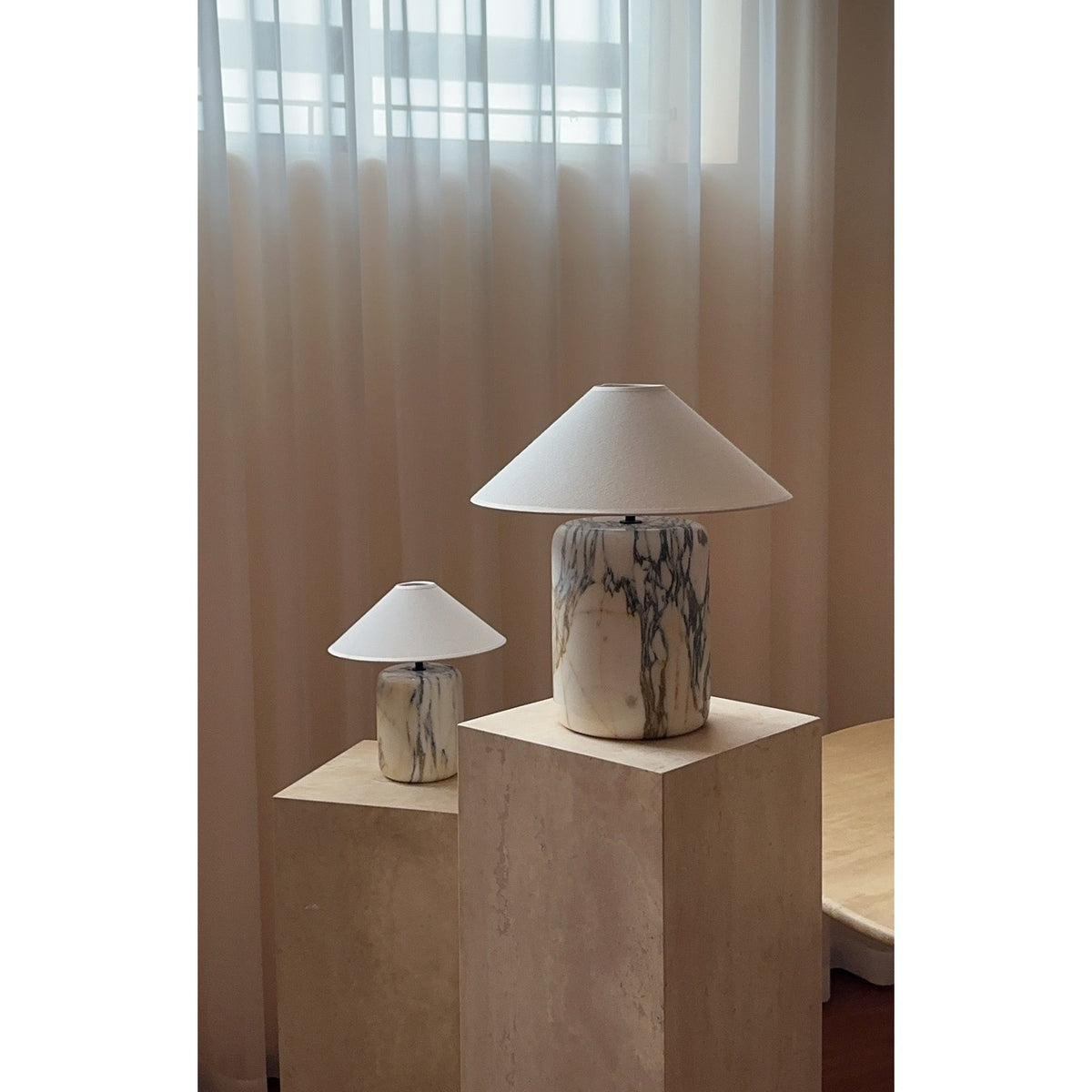 Lámpara de mesa de mármol Vetania sobre un pedestal de travertino – imagen 8