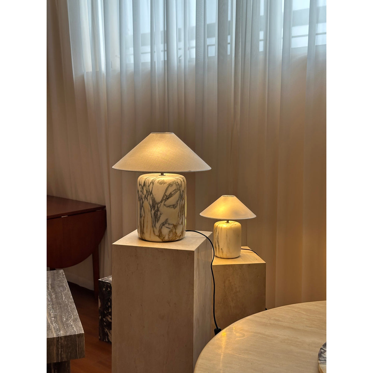 Lámpara de mesa de mármol Vetania sobre un pedestal de travertino – imagen 9
