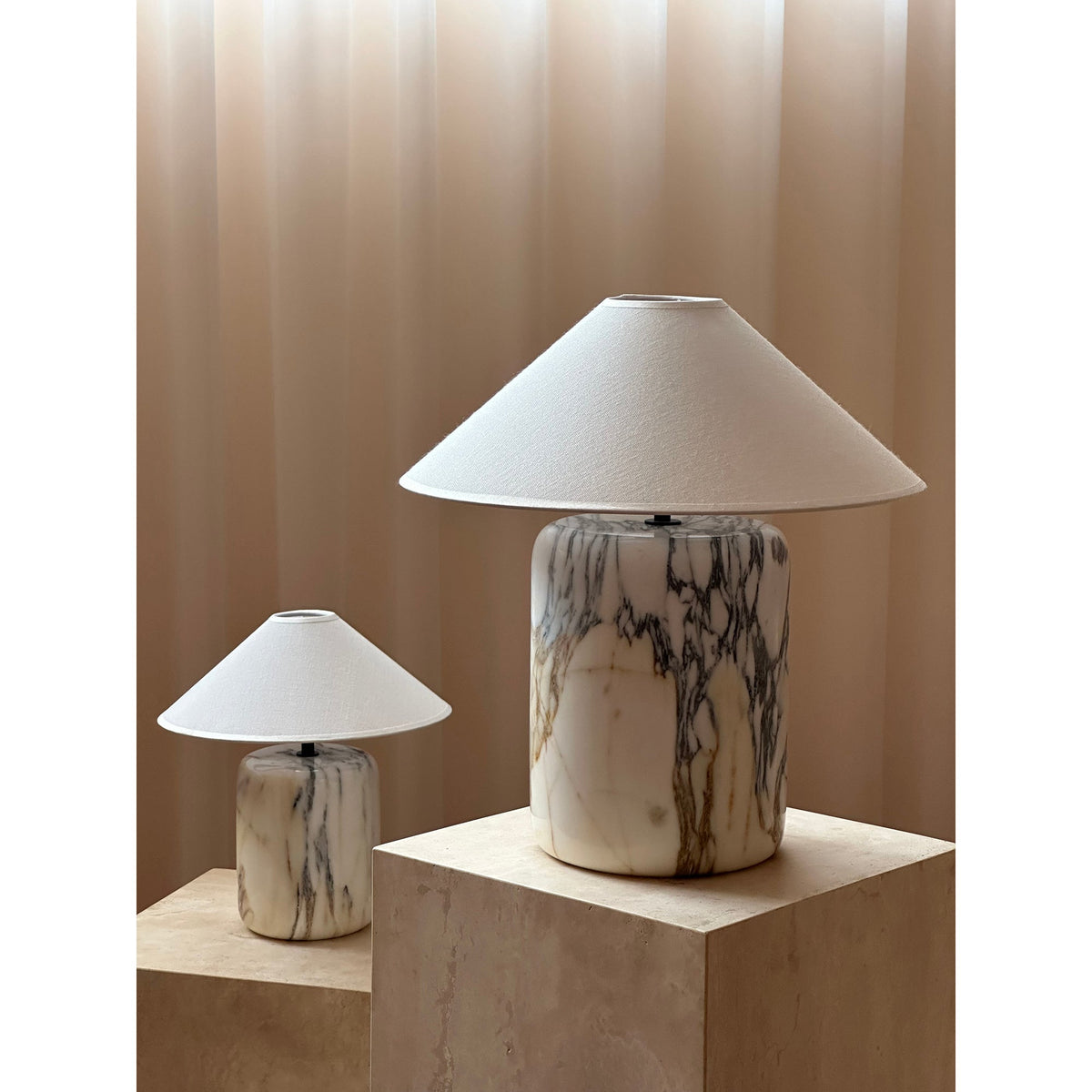 Lámpara de mesa de mármol Vetania sobre un pedestal de travertino – imagen 10