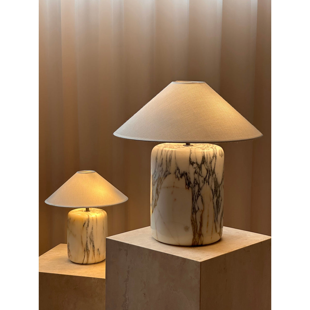 Lámpara de mesa de mármol Vetania sobre un pedestal de travertino – imagen 11