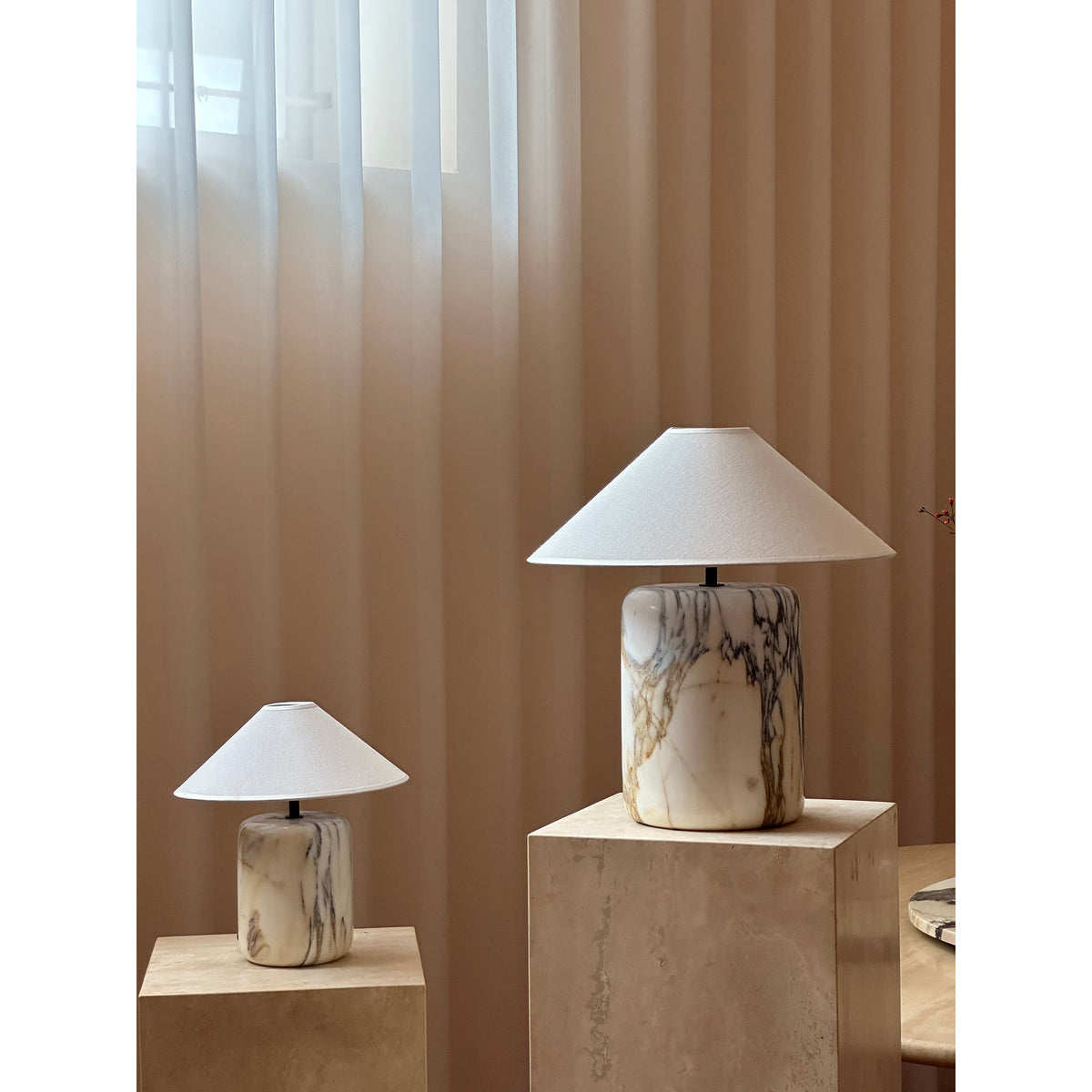 Lámpara de mesa de mármol Vetania sobre un pedestal de travertino – imagen 12