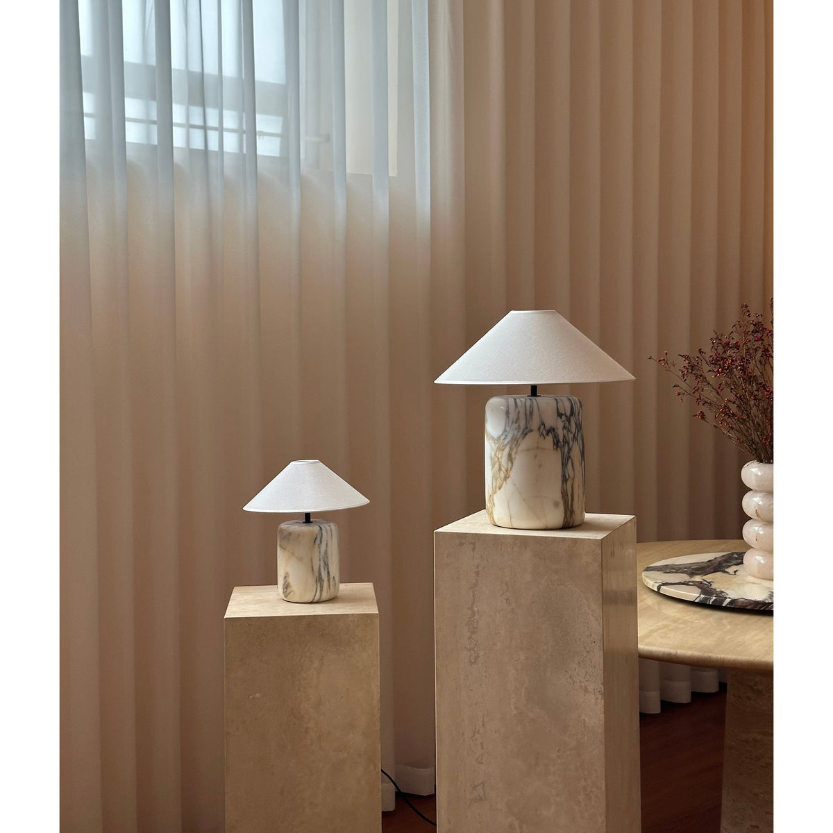 Lámpara de mesa de mármol Vetania sobre un pedestal de travertino – imagen 18