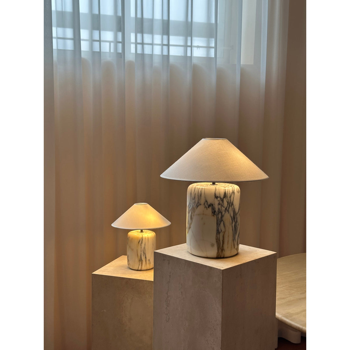 Lámpara de mesa de mármol Vetania sobre un pedestal de travertino – imagen 13
