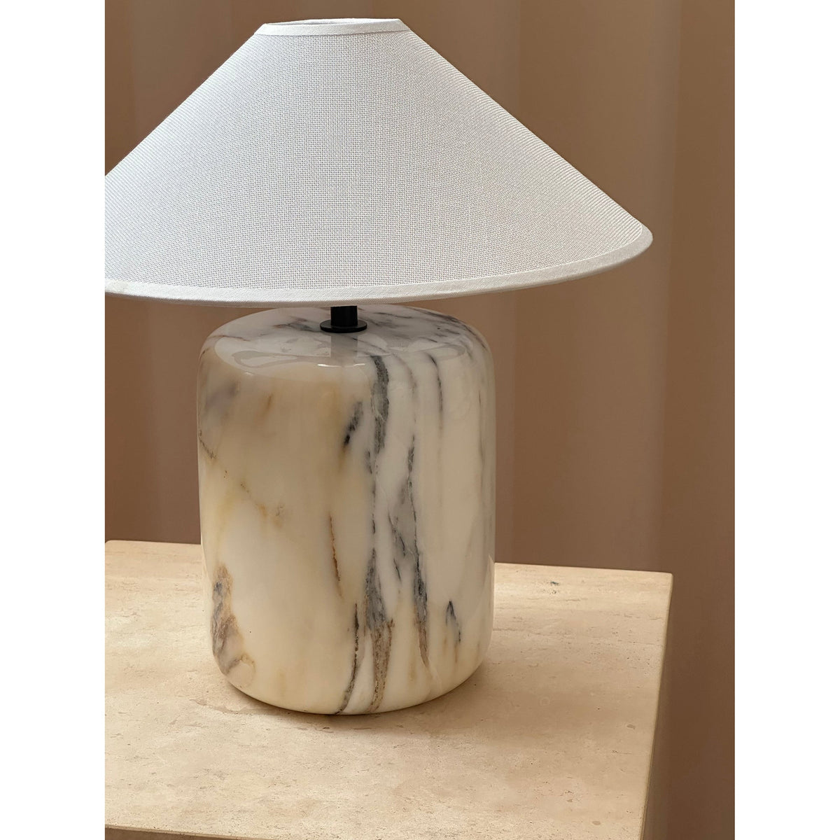 Lámpara de mesa de mármol Vetania sobre un pedestal de travertino – imagen 19