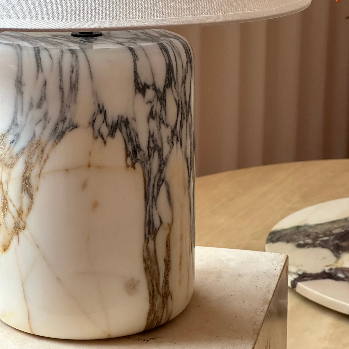 Lámpara de mesa de mármol Vetania – detalle de las vetas del mármol