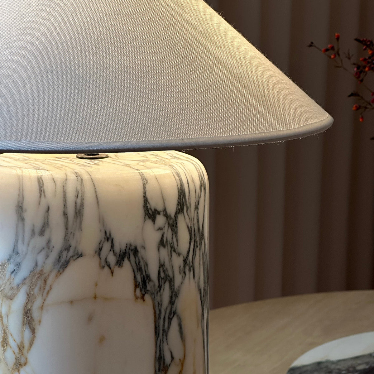 Lámpara de mesa de mármol Vetania – detalle de la pantalla de lino