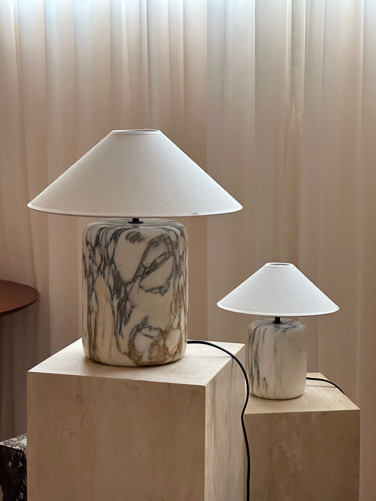 Lámpara de mesa de mármol Vetania sobre un pedestal de travertino – imagen 17