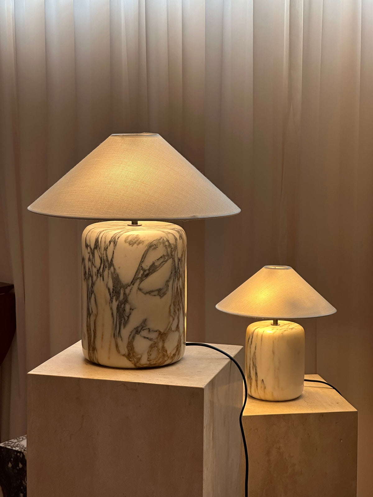 Lámpara de mesa de mármol Vetania sobre un pedestal de travertino – imagen 15