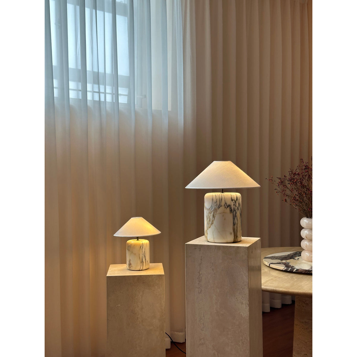Lámpara de mesa de mármol Vetania sobre un pedestal de travertino – imagen 14