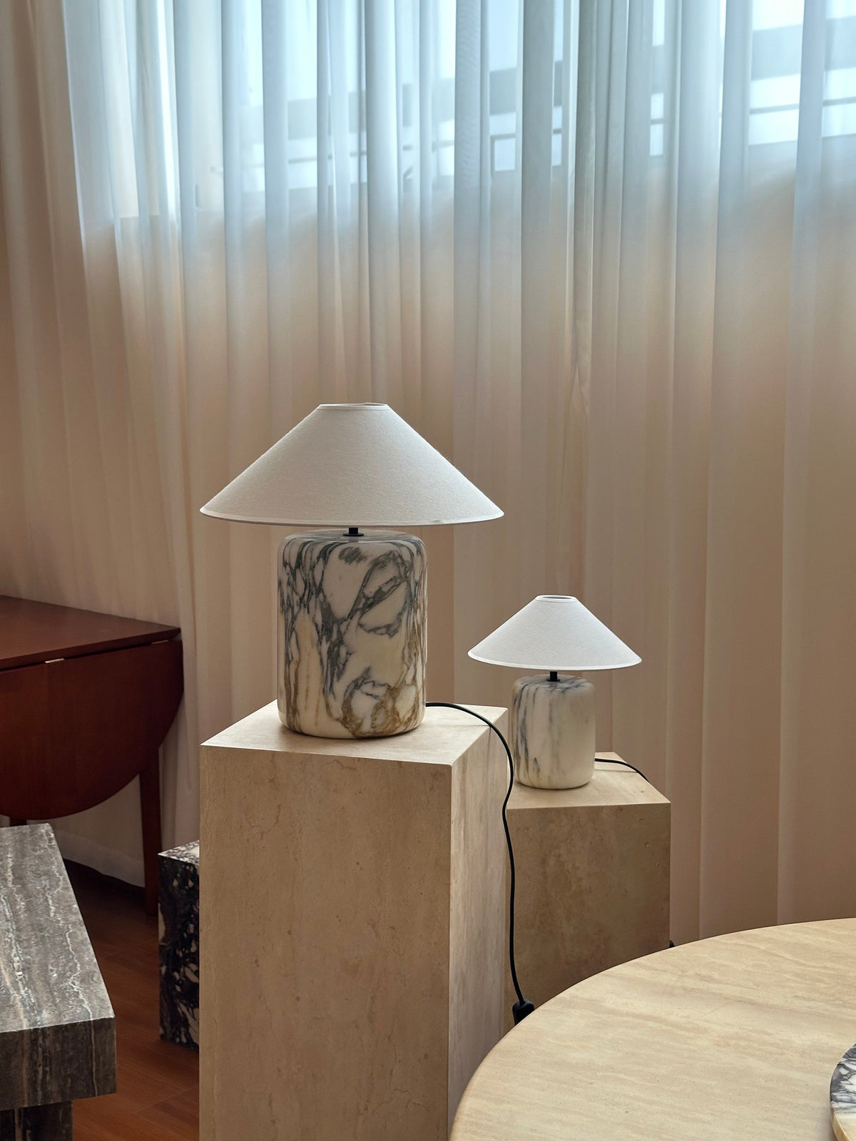 Lámpara de mesa de mármol Vetania sobre un pedestal de travertino – imagen 16