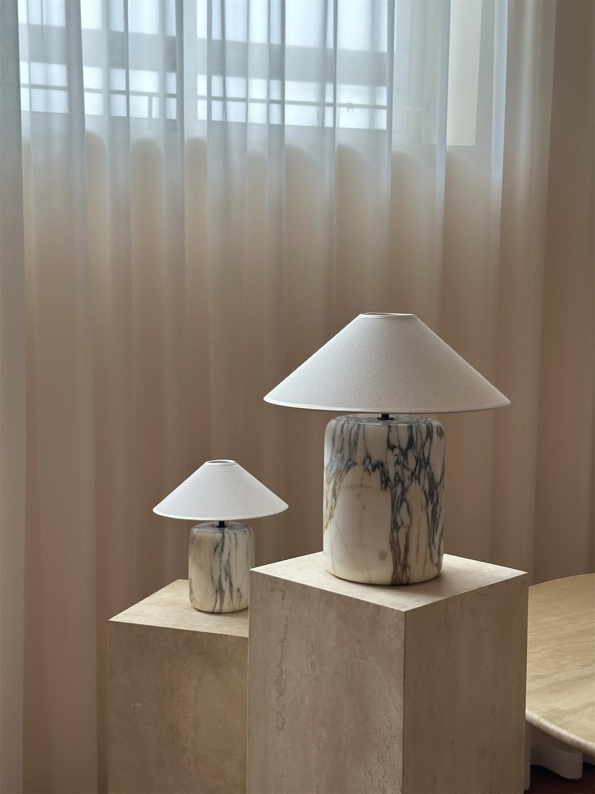 Lámpara de mesa de mármol Vetania sobre un pedestal de travertino – imagen 7