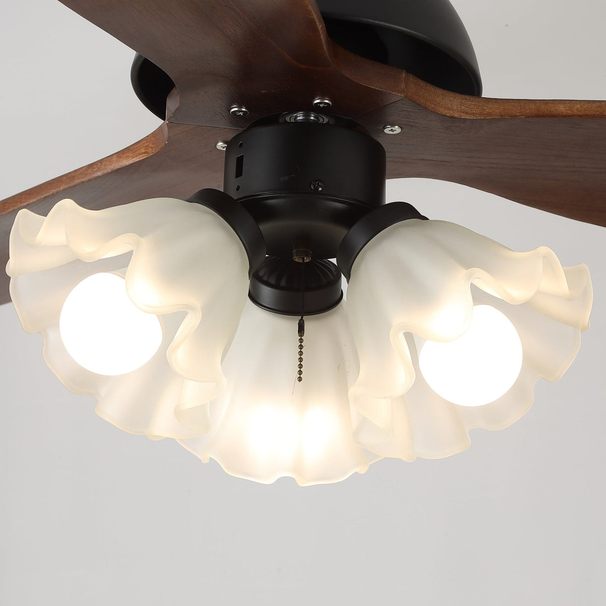 Ventilador de techo con luz Volanta en un dormitorio romántico – imagen 16