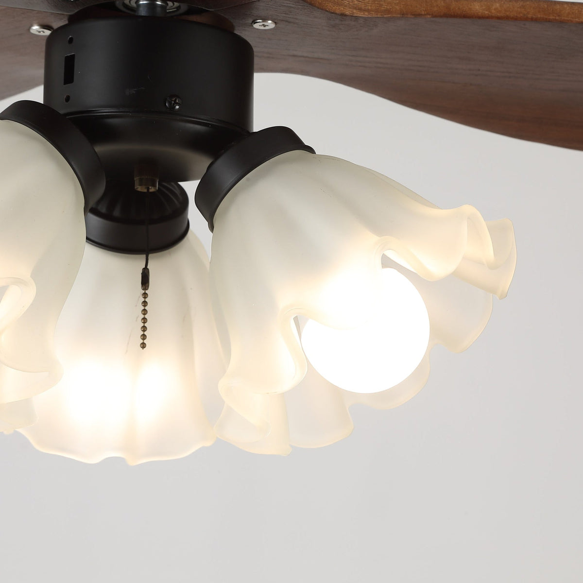 Ventilador de techo con luz Volanta en un dormitorio romántico – imagen 17