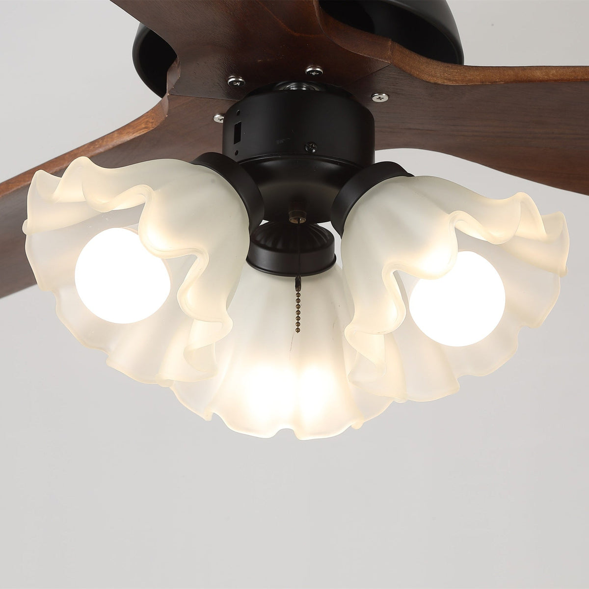 Ventilador de techo con luz Volanta en un dormitorio romántico – imagen 19