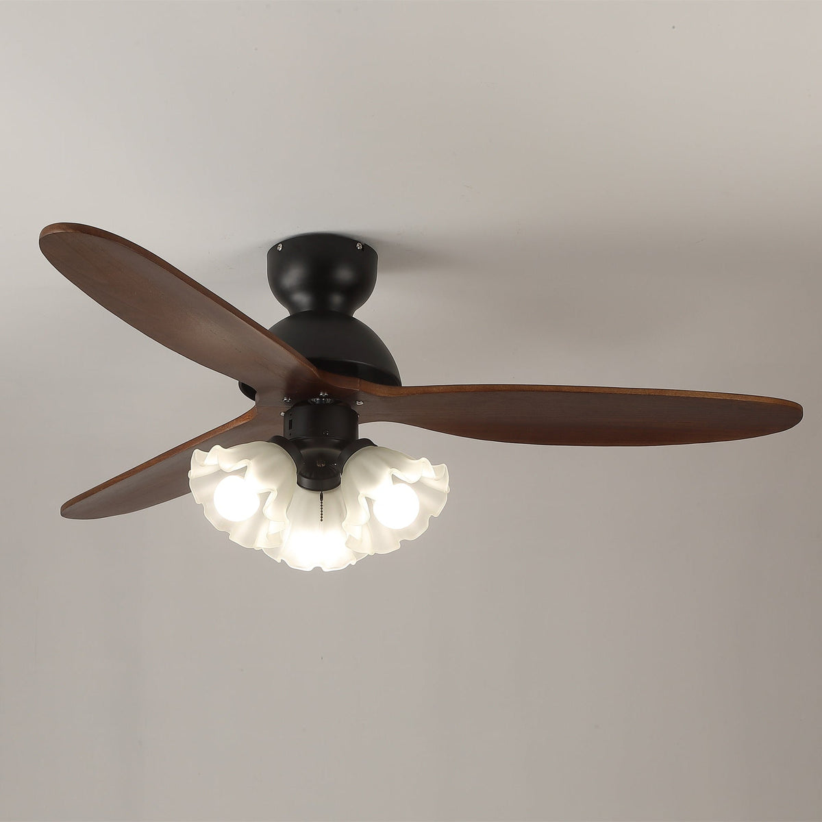 Ventilador de techo con luz Volanta en un dormitorio romántico – imagen 9