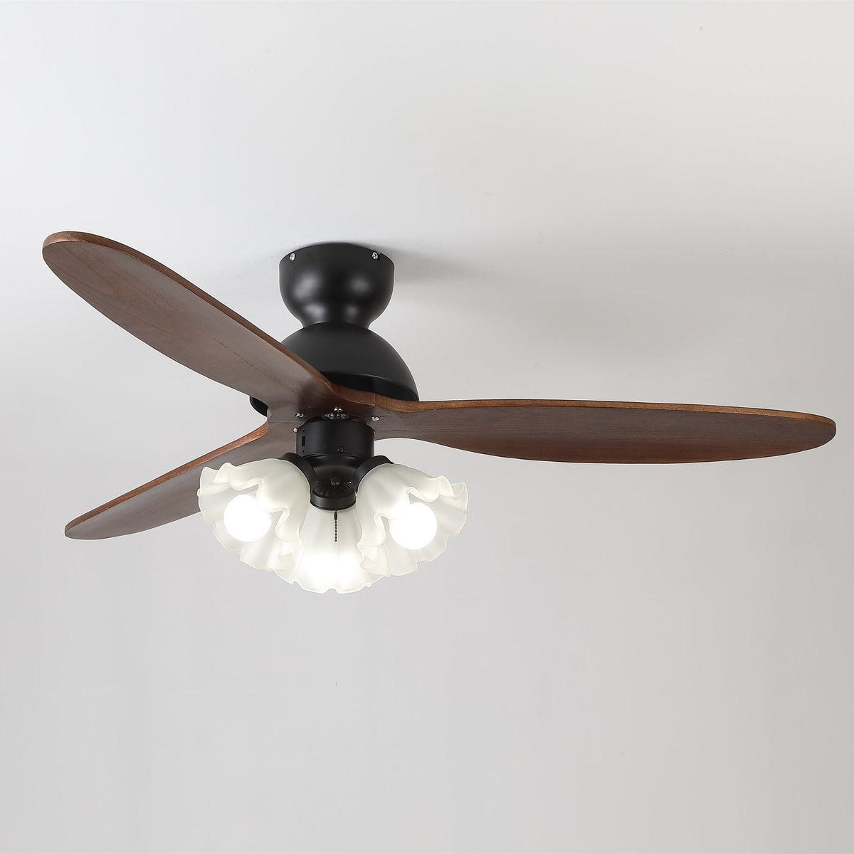 Ventilador de techo con luz Volanta en un dormitorio romántico – imagen 10