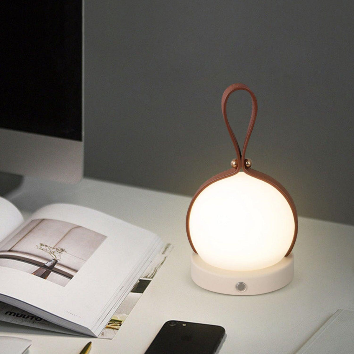 Lámpara de mesa recargable Farela sobre un escritorio – imagen 7