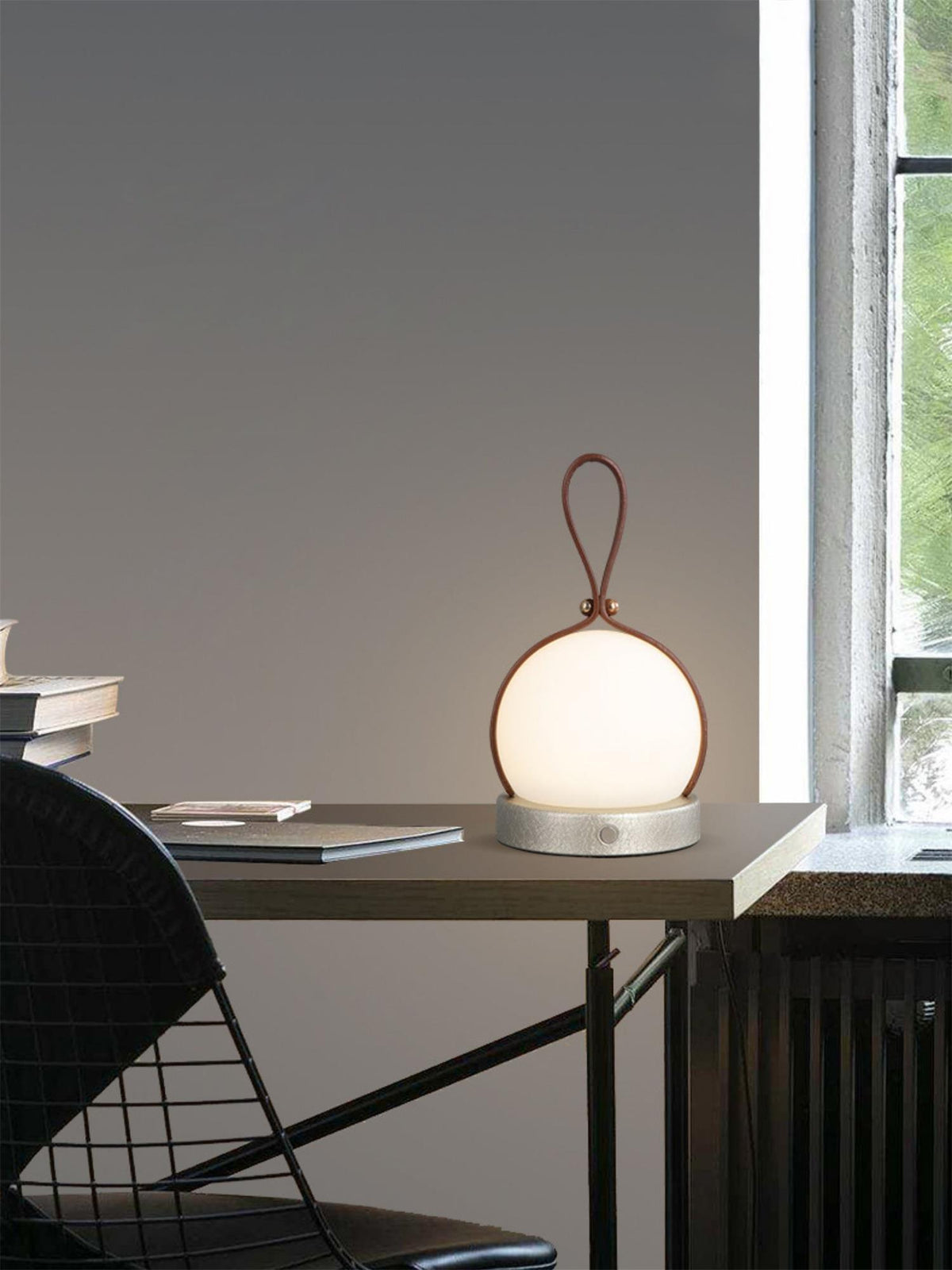 Lámpara de mesa recargable Farela sobre un escritorio – imagen 10