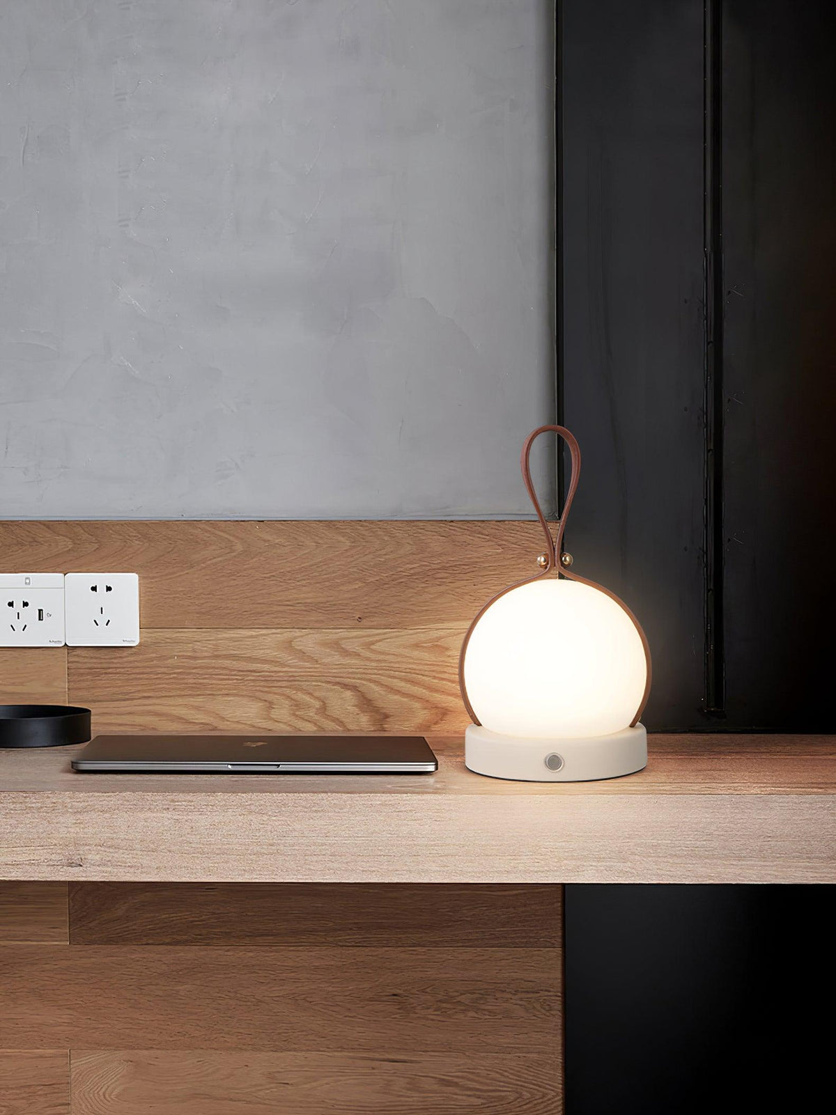 Lámpara de mesa recargable Farela sobre un escritorio – imagen 13