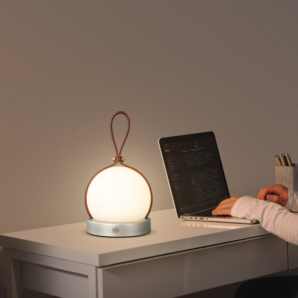 Lámpara de mesa recargable Farela sobre un escritorio – imagen 5