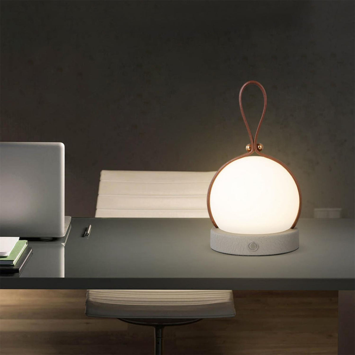 Lámpara de mesa recargable Farela sobre un escritorio – imagen 6