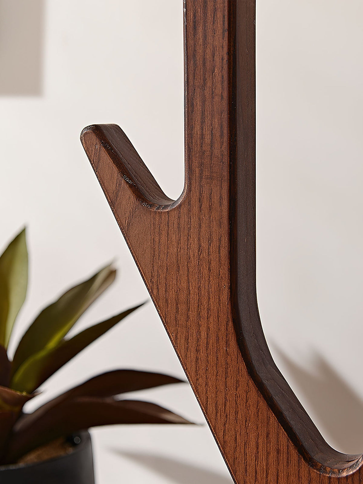 Lámpara de pie de madera con bandeja Ulmea – detalle de la rama de madera